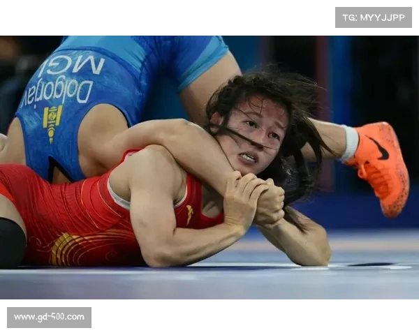 2012伦敦奥运会女子摔跤赛场激烈对决展现巾帼拼搏风采 2012伦敦奥运会女子摔跤赛场激烈对决展现巾帼拼搏风采